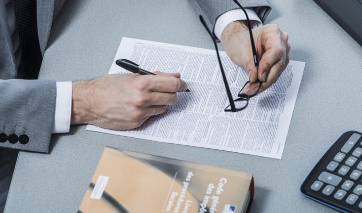 signature contrat main lunette code général des impôts